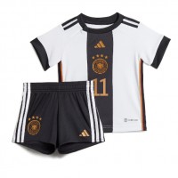 Billiga Tyskland Mario Gotze #11 Barnkläder Hemma fotbollskläder till baby VM 2022 Kortärmad (+ Korta byxor)